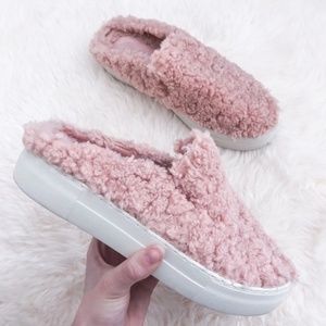 J/SLIDES NYC AFFAIR PINK FAUX FUR SLIP ON SLIDES